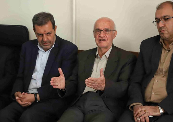 رونمایی از پوستر هفته کتاب نهاد کتابخانههای عمومی در منزل نویسنده همدانی