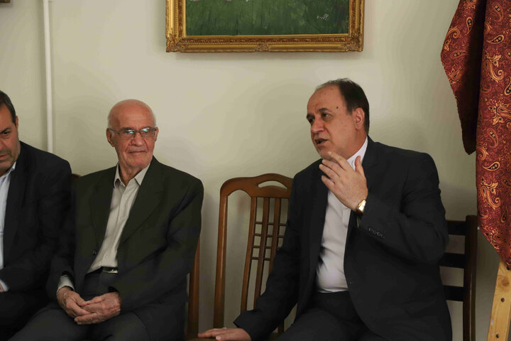 رونمایی از پوستر هفته کتاب نهاد کتابخانههای عمومی در منزل نویسنده همدانی