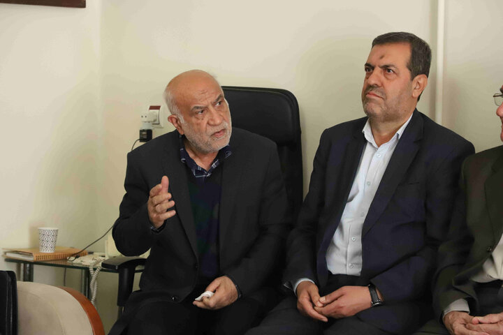 رونمایی از پوستر هفته کتاب نهاد کتابخانههای عمومی در منزل نویسنده همدانی