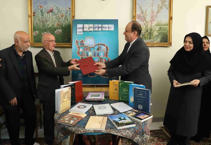 رونمایی از پوستر هفته کتاب نهاد کتابخانههای عمومی در منزل نویسنده همدانی