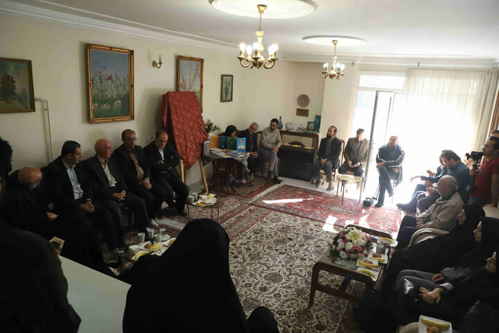 رونمایی از پوستر هفته کتاب نهاد کتابخانههای عمومی در منزل نویسنده همدانی