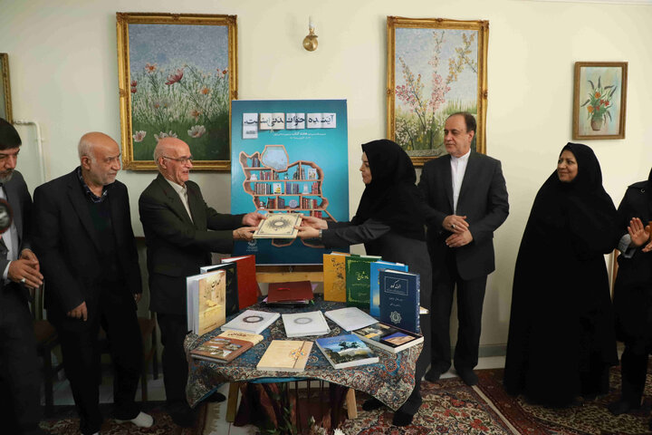 رونمایی از پوستر هفته کتاب نهاد کتابخانههای عمومی در منزل نویسنده همدانی