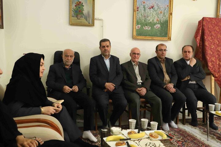 رونمایی از پوستر هفته کتاب نهاد کتابخانههای عمومی در منزل نویسنده همدانی