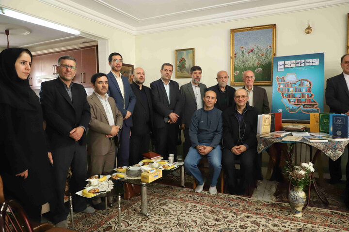 رونمایی از پوستر هفته کتاب نهاد کتابخانههای عمومی در منزل نویسنده همدانی