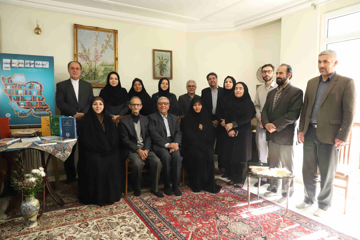 رونمایی از پوستر هفته کتاب نهاد کتابخانههای عمومی در منزل نویسنده همدانی