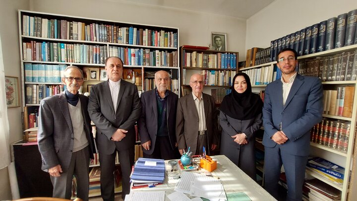 رونمایی از پوستر هفته کتاب نهاد کتابخانههای عمومی در منزل نویسنده همدانی