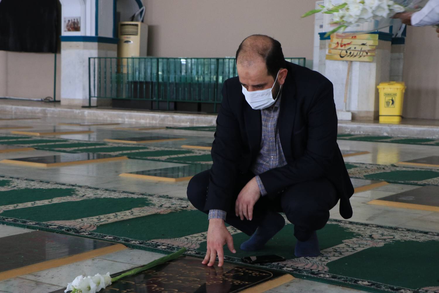 تجدید میثاق مدیرکل و کارکنان اداره کل کتابخانه های عمومی هرمزگان با آرمان‌های امام و شهدا