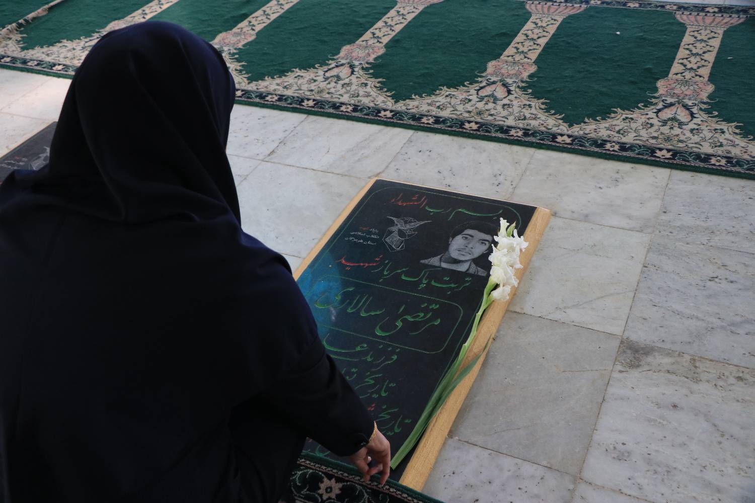 تجدید میثاق مدیرکل و کارکنان اداره کل کتابخانه های عمومی هرمزگان با آرمانهای امام و شهدا