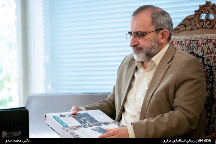 اهدای ۵ هزار جلد کتاب نفیس به کتابخانه مرکزی اراک از سوی پدر فرش استان