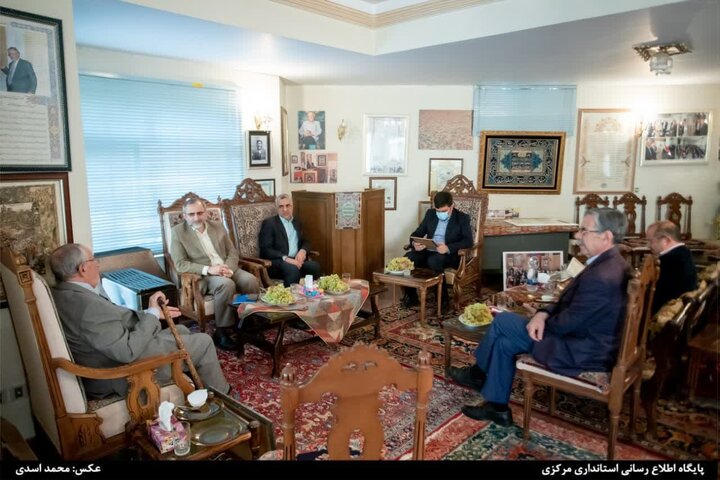 اهدای ۵ هزار جلد کتاب نفیس به کتابخانه مرکزی اراک از سوی پدر فرش استان