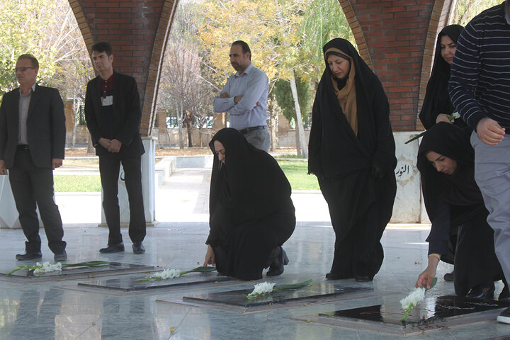 تجدید میثاق کارکنان ادارهکل کتابخانههای عمومی ایلام با آرمان های شهدا