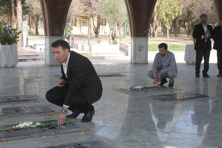 تجدید میثاق کارکنان ادارهکل کتابخانههای عمومی ایلام با آرمان های شهدا