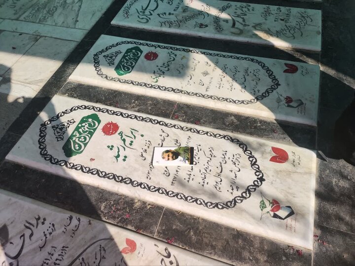 آیین غبارروبی و عطرافشانی مزار شهدا به مناسبت هفته کتاب