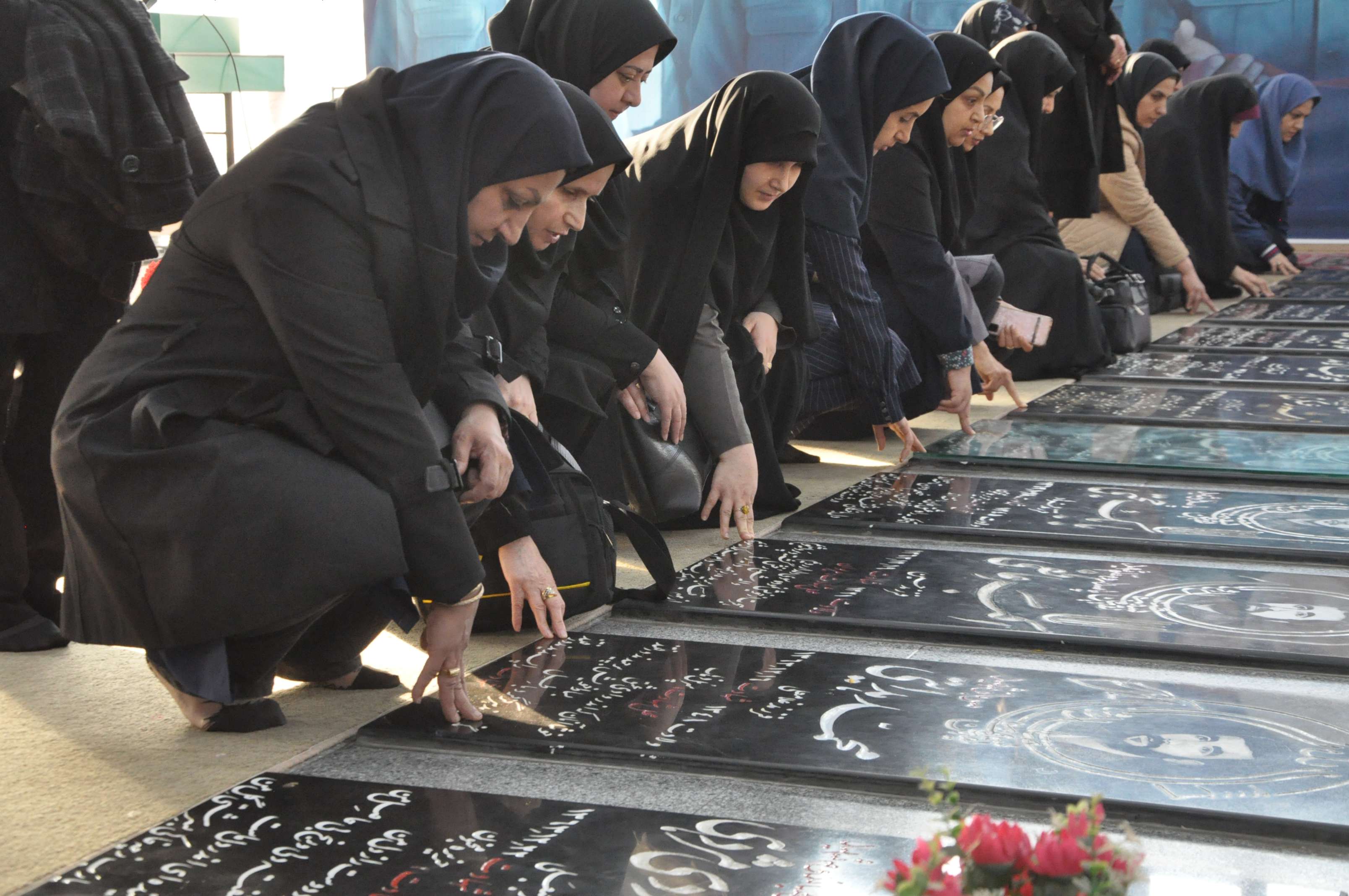 مراسم تجدید میثاق با آرمان های شهدا در گلزار شهدای رشت برگزار شد