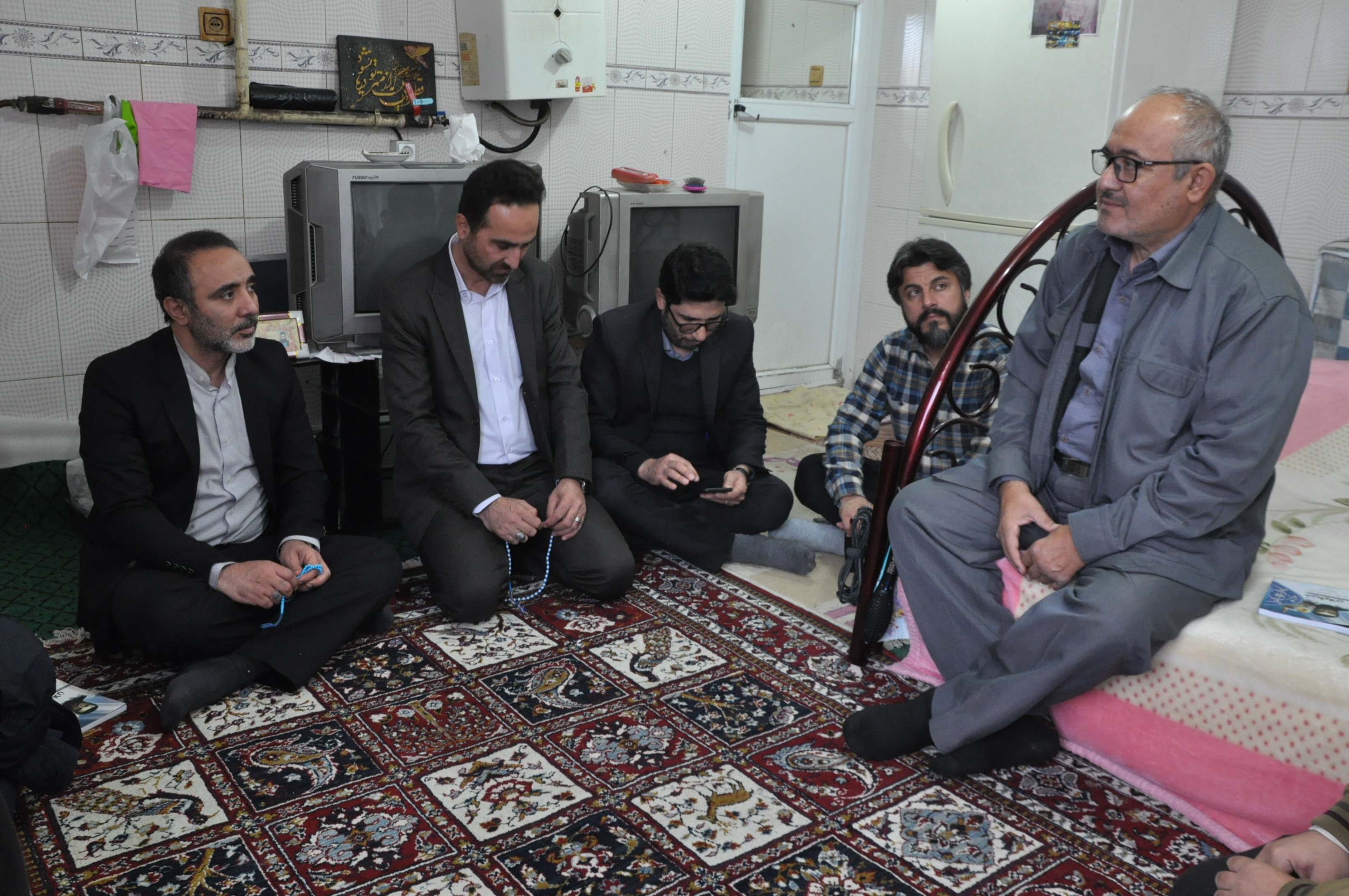 دیدار مدیرکل کتابخانه های عمومی استان گیلان با خانواده شهید حسن محمدی