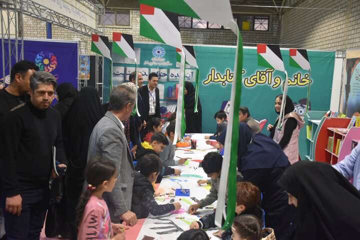 برنامه های متنوع فرهنگی در غرفه کتابخانه‌های عمومی آذربایجان‌شرقی برگزار شد