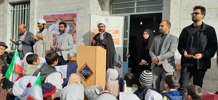 کتابخانه های عمومی پیوند دهنده ارتباط کودکان با کتاب هستند