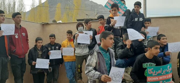 کتابخانه های عمومی پیوند دهنده ارتباط کودکان با کتاب هستند