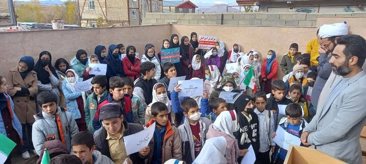 کتابخانه های عمومی پیوند دهنده ارتباط کودکان با کتاب هستند