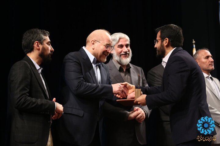 تقدیر از کتابداران، برگزیدگان و مروجان فرهنگی کتابخانه های عمومی