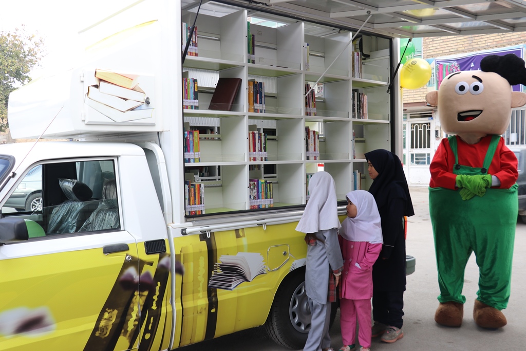 کتابخانه سیار حرکت در مسیر ترویج فرهنگ کتاب و کتابخوانی را پرشتابتر میکند