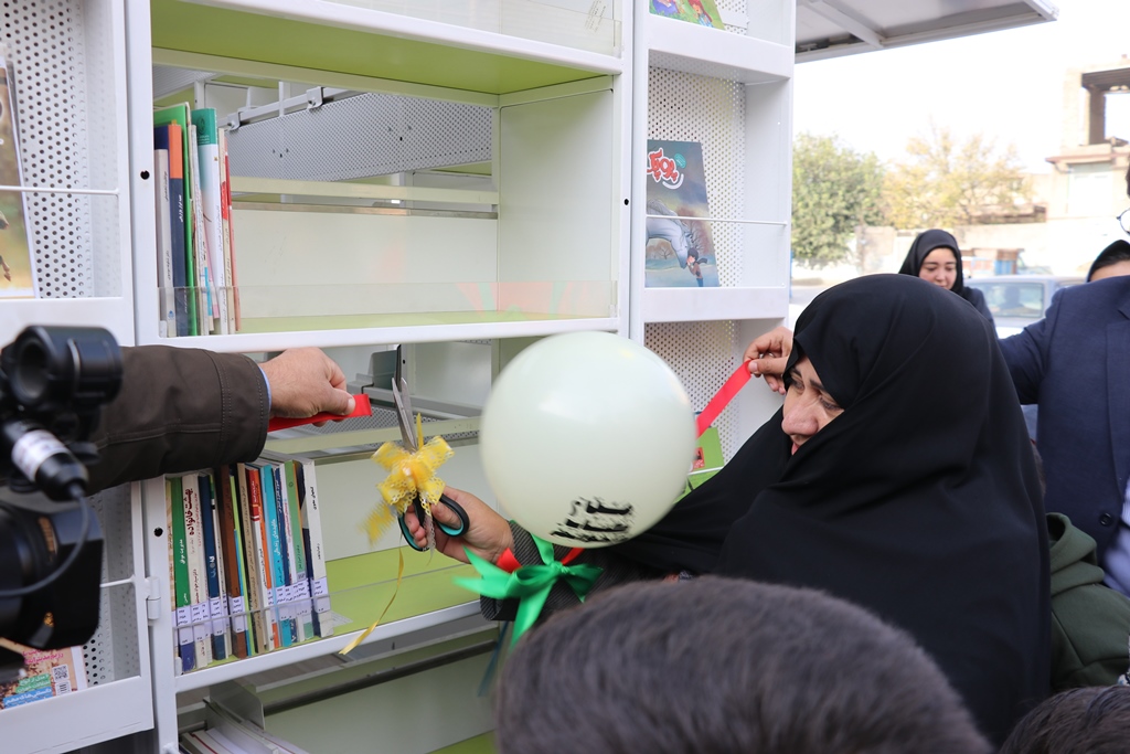 کتابخانه سیار حرکت در مسیر ترویج فرهنگ کتاب و کتابخوانی را پرشتابتر میکند