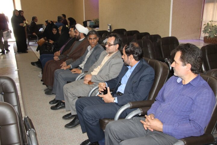 کتابداران، کارکنان و اعضای کتابخانههای عمومی کرمان به پویش «کتابخون» پیوستند