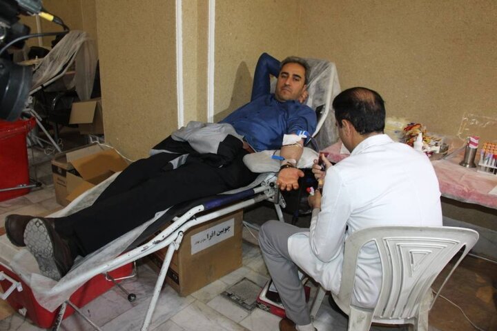 کتابداران، کارکنان و اعضای کتابخانههای عمومی کرمان به پویش «کتابخون» پیوستند