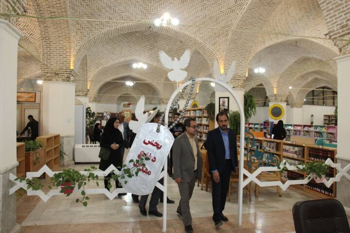 کتابداران، کارکنان و اعضای کتابخانههای عمومی کرمان به پویش «کتابخون» پیوستند