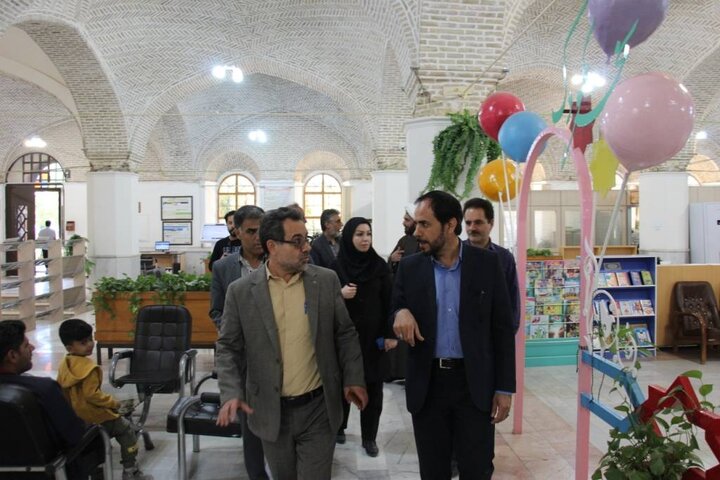کتابداران، کارکنان و اعضای کتابخانههای عمومی کرمان به پویش «کتابخون» پیوستند
