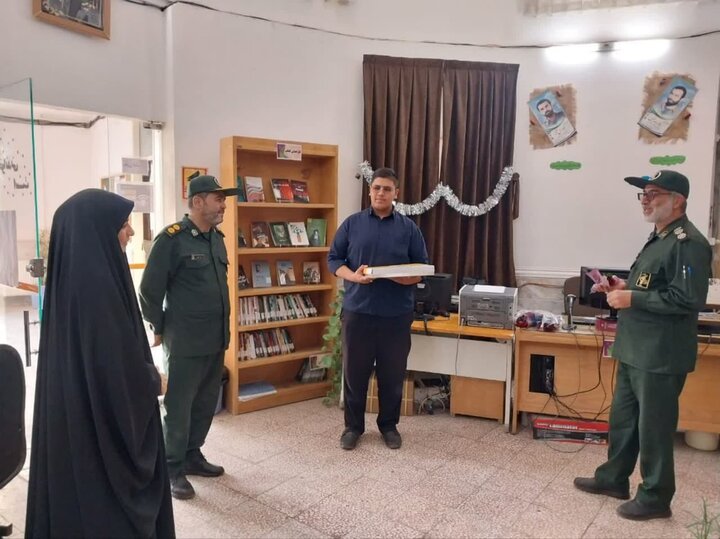 بازدید و تجلیل فرماندار جعفرآباد از کتابداران کتابخانه عمومی آیت اللهخامنهای (مدظله العالی)