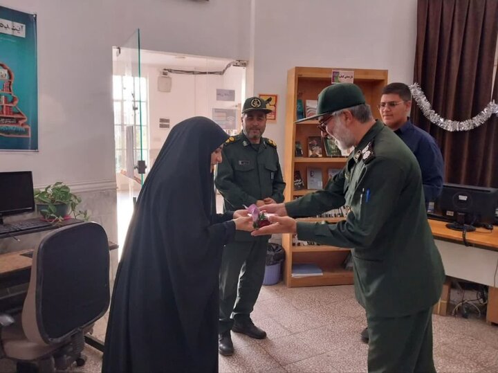 بازدید و تجلیل فرماندار جعفرآباد از کتابداران کتابخانه عمومی آیت اللهخامنهای (مدظله العالی)