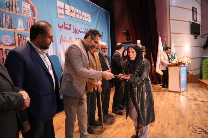 آیین تجلیل از فعّالان عرصهی کتاب و کتابخوانی استان مازندران برگزار شد