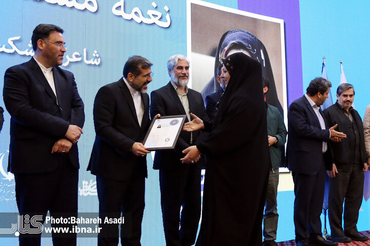 اهدای گواهینامه درجه یک هنری به دبیر شورای ادبی نهاد کتابخانههای عمومی کشور