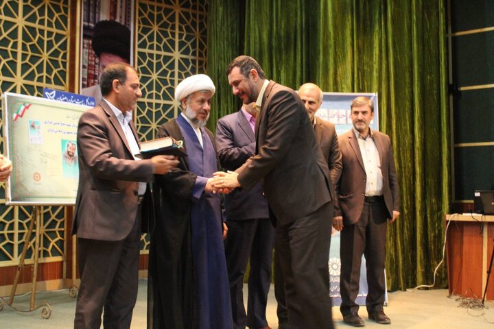 کتابخانههای عمومی، کتابخانههایی با گستره مخاطب عام و استانداردهای خاص هستند