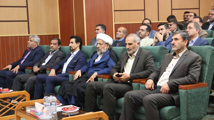 کتابخانههای عمومی، کتابخانههایی با گستره مخاطب عام و استانداردهای خاص هستند