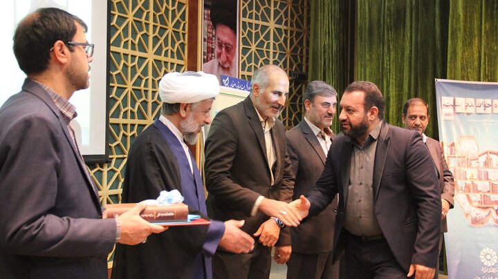 کتابخانههای عمومی، کتابخانههایی با گستره مخاطب عام و استانداردهای خاص هستند