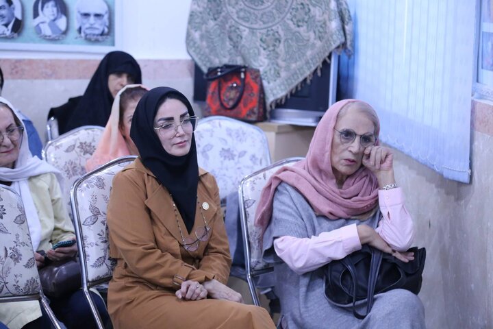 محفل نقد و بررسی آثار شیوا مقانلو در کتابخانهی امیر پازواری بابلسر برگزار شد