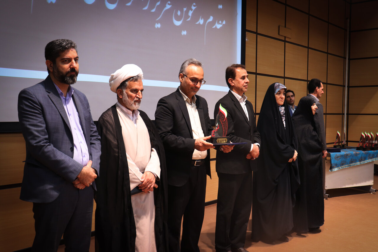 پویش شعر مقاومت با عنوان «اسم شب، صبح است» در یزد برگزار شد پویش شعر مقاومت با عنوان (اسم شب، صبح است) برگزار شد