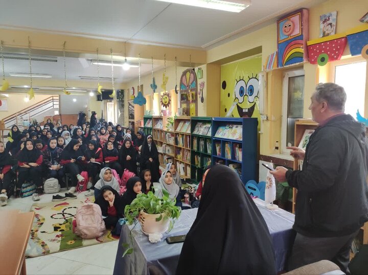 نشست صمیمانه «دیدار با علی باباجانی، نویسنده کودک و نوجوان» برگزار شد