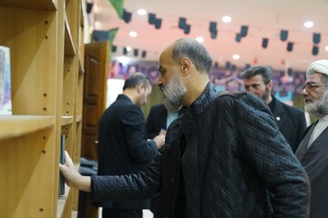 بازدید مدیرکل کتابخانه های عمومی استان قم از کتابخانه های ندامتگاه مرکزی قم