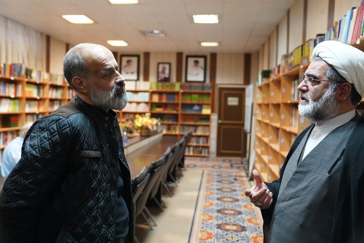 بازدید مدیرکل کتابخانه های عمومی استان قم از کتابخانه های ندامتگاه مرکزی قم