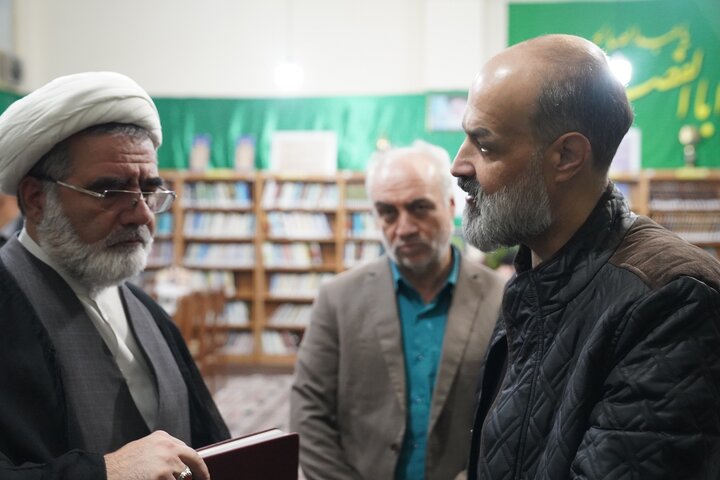 بازدید مدیرکل کتابخانه های عمومی استان قم از کتابخانه های ندامتگاه مرکزی قم