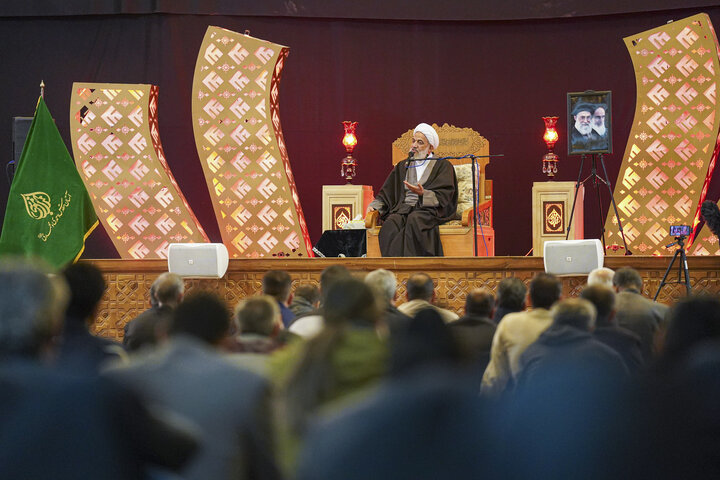 مجموعه کتاب چهارجلدی «راه رشد» اثر آیت الله حائری شیرازی در شیراز رونمایی شد