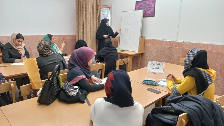 کارگاه آموزشی خیاطی در کتابخانه روستایی ساوجبلاغ برگزار شد