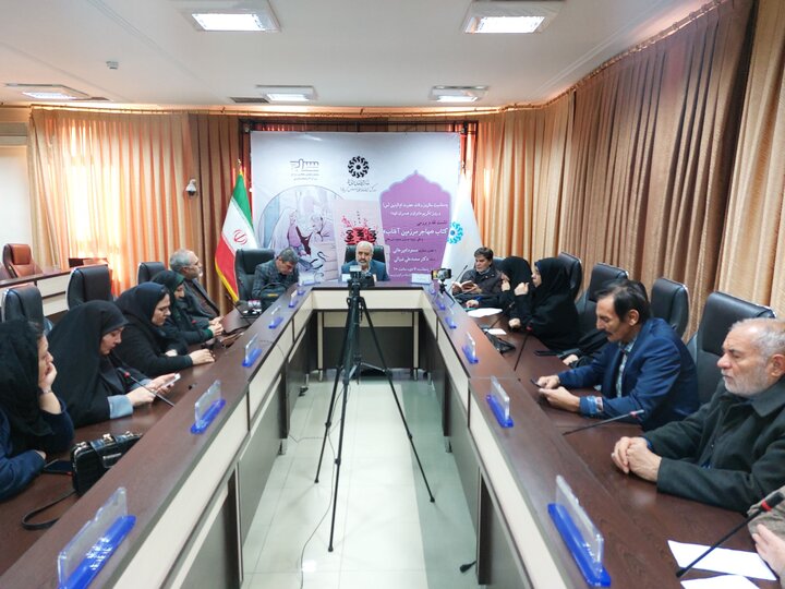 نشست نقد و بررسی کتاب «مهاجر سرزمین آفتاب» در آذربایجانغربی برگزار شد