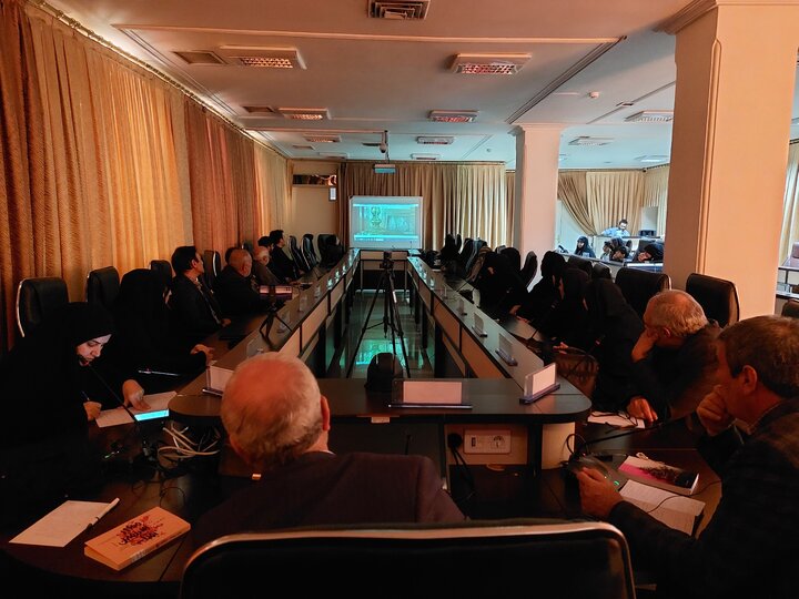 نشست نقد و بررسی کتاب «مهاجر سرزمین آفتاب» در آذربایجانغربی برگزار شد