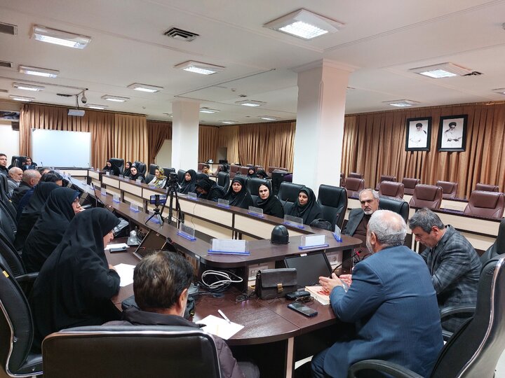 نشست نقد و بررسی کتاب «مهاجر سرزمین آفتاب» در آذربایجانغربی برگزار شد