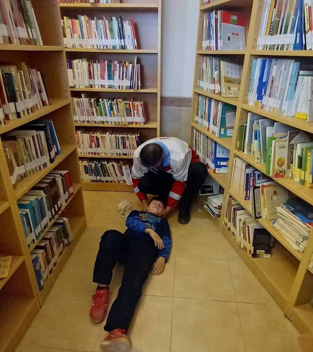 برگزاری مانور ایمنی در برابر زلزله در کتابخانه های عمومی فرهنگ و معلم شهرستان جلفا