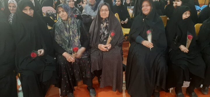 ویژه برنامه دهه بصیرت با حضور مادران شهدا برگزار شد